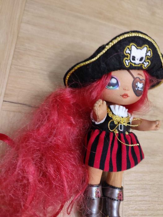 Na! Na! Na! Surprise Becky Buckaneer Lalka piratka z Sparkle Series.
