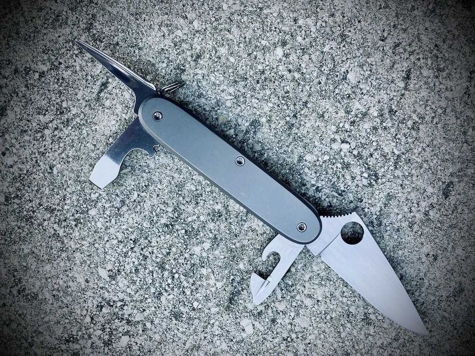 Victorinox Pioneer Custom em titânio, canivete suiço