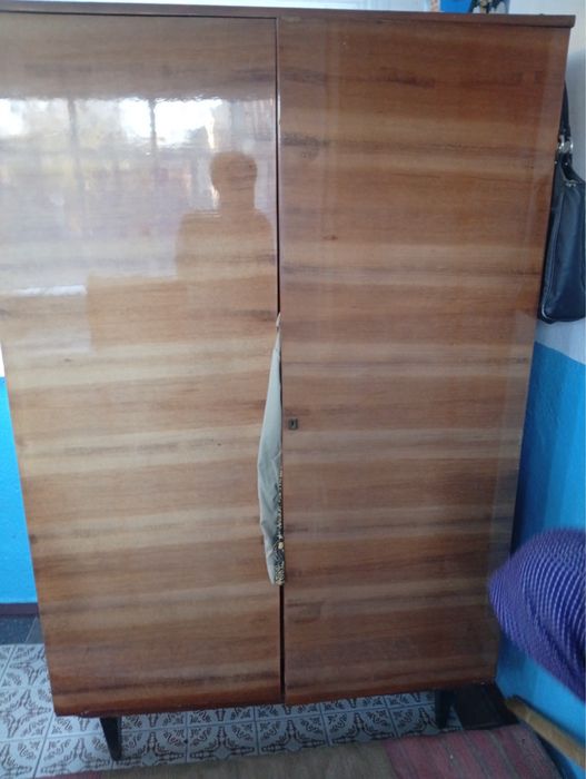 Продам  шафи ,стільці ,вішалку для речей  та дзеркало