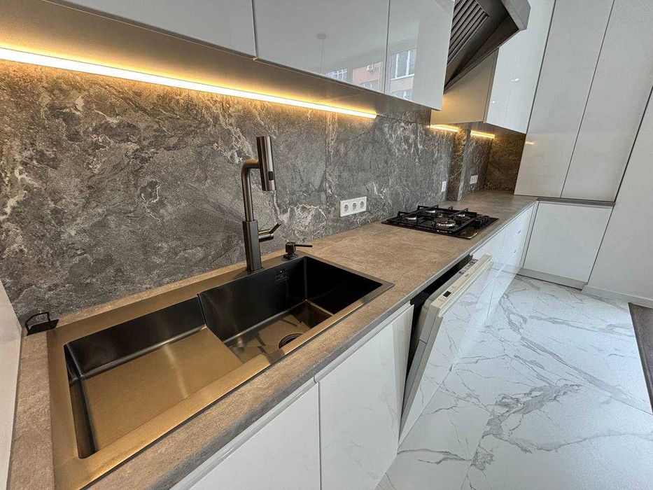 Трикімнатна квартира з ремонтом в центрі міста_M