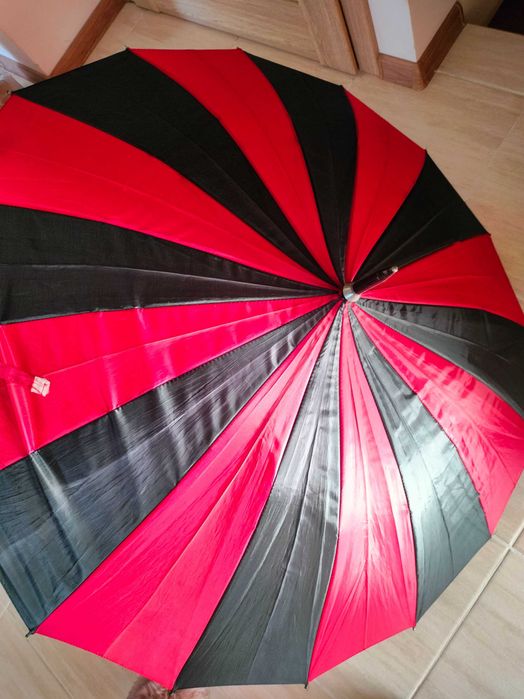 Parasol używany czerwono czarny