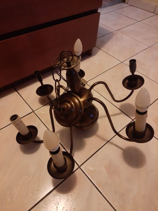 Stary żyrandol pająk