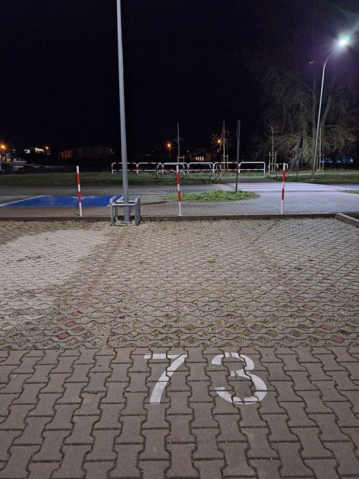 Miejsce postojowe przy bloku