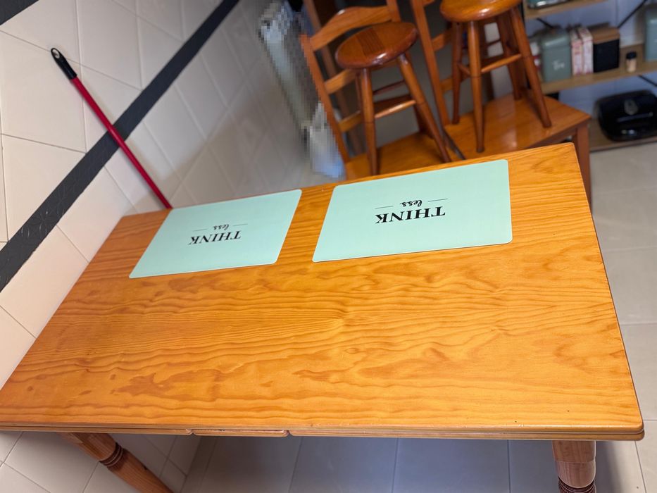 Mesa usada de madeira pinho mel com duas cadeiras e dois bancos