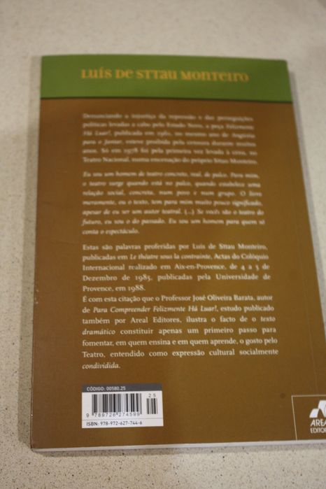 Livro "Felizmente há luar"