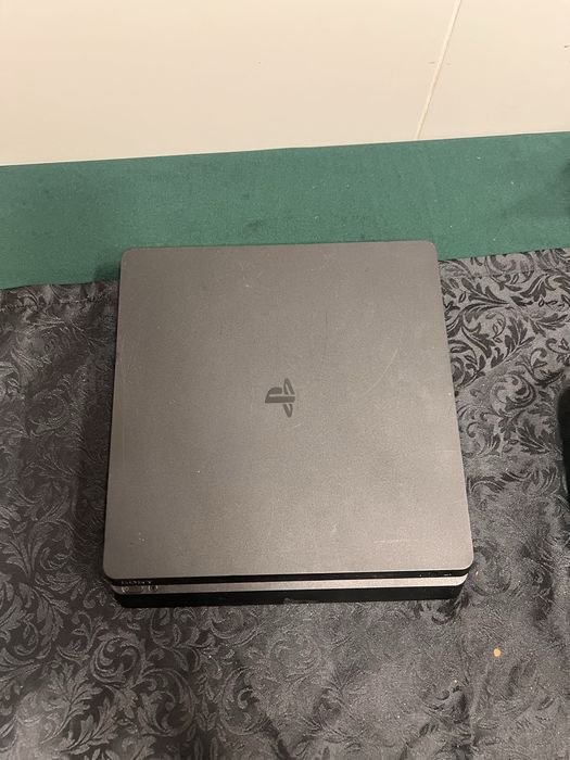 PS4 Slim 1TB preta + 1comandos originais