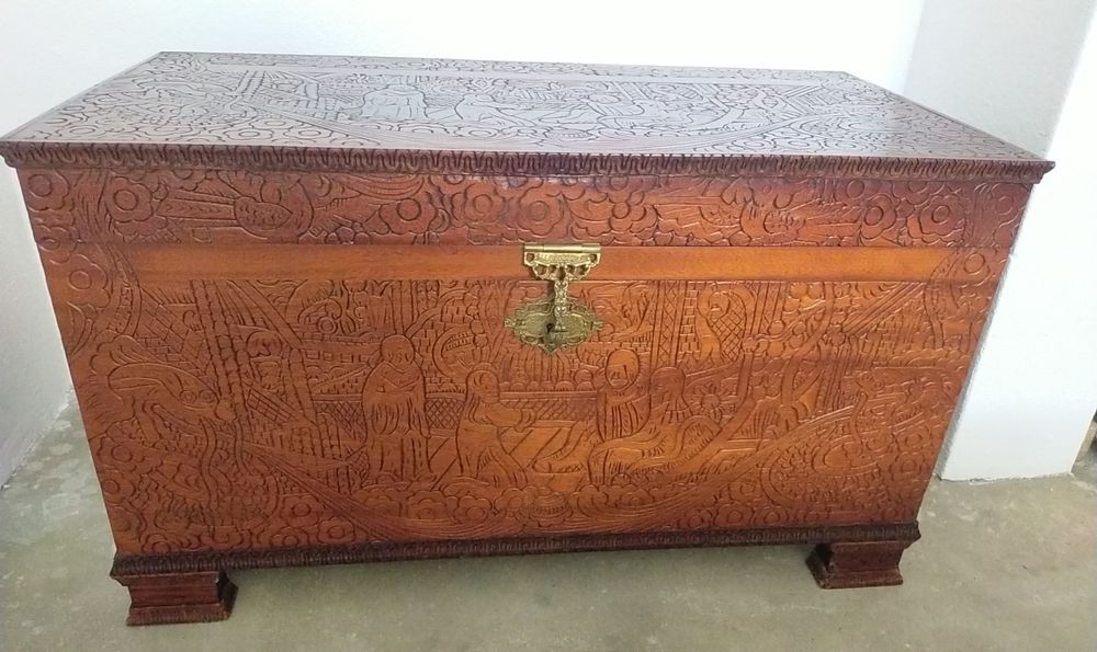 Arca antiga em madeira trabalhada