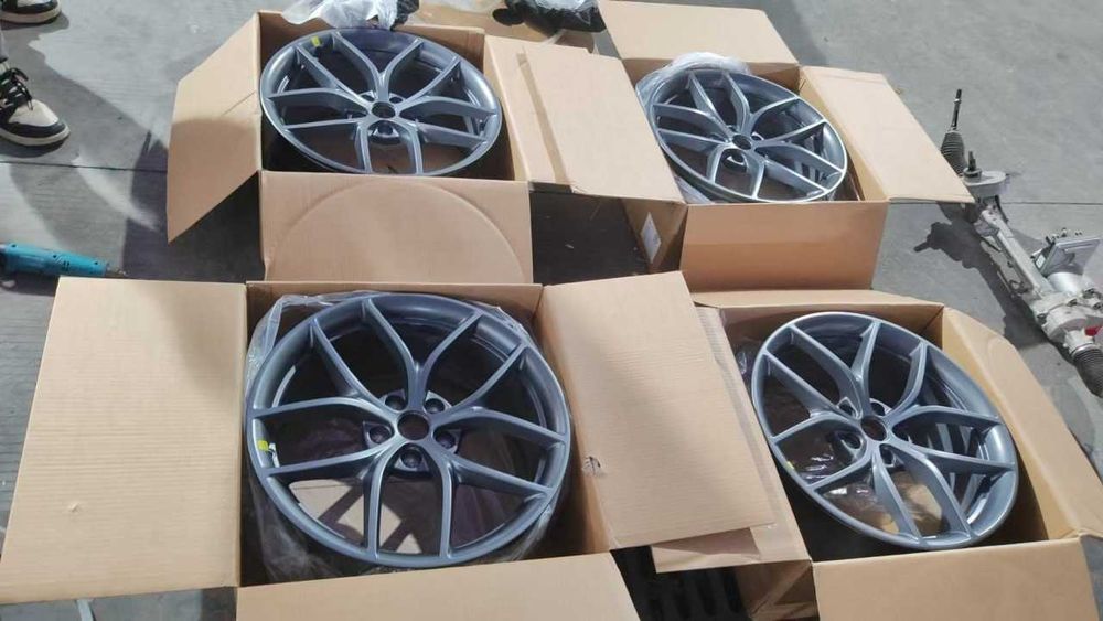 Диск колісний ковпак R21 9.5-10.5J UBERTURBINE на Tesla MY Performance