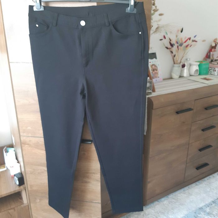 Spodnie elegackie czarne z Rayonu.