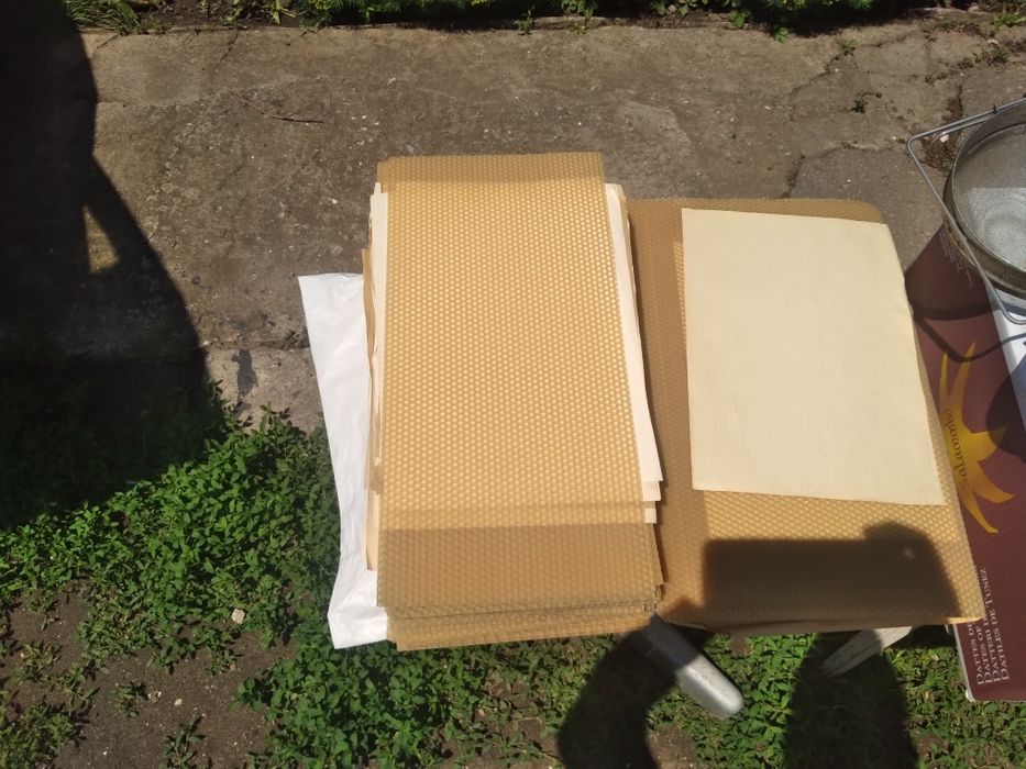 Продам вощину(2размера)