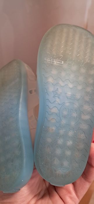 Crocs e sandálias Gioseppo 24