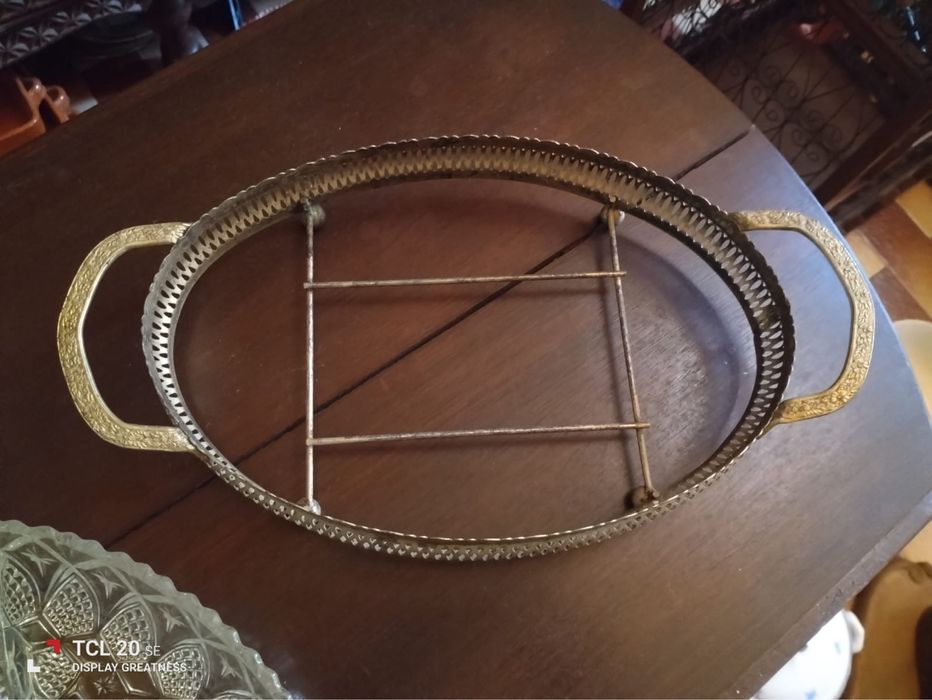 Tabuleiro para aperitivos em vidro lapidado e base em casquinha