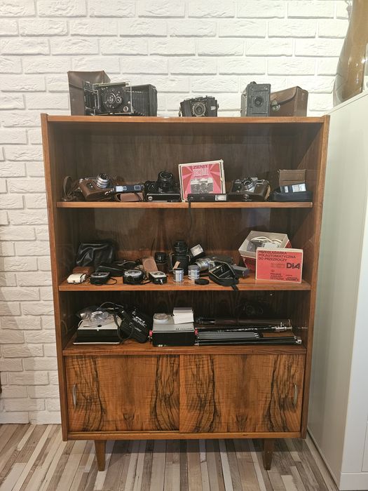 Kolekcja starych aparatów fotograficznych i osprzętu