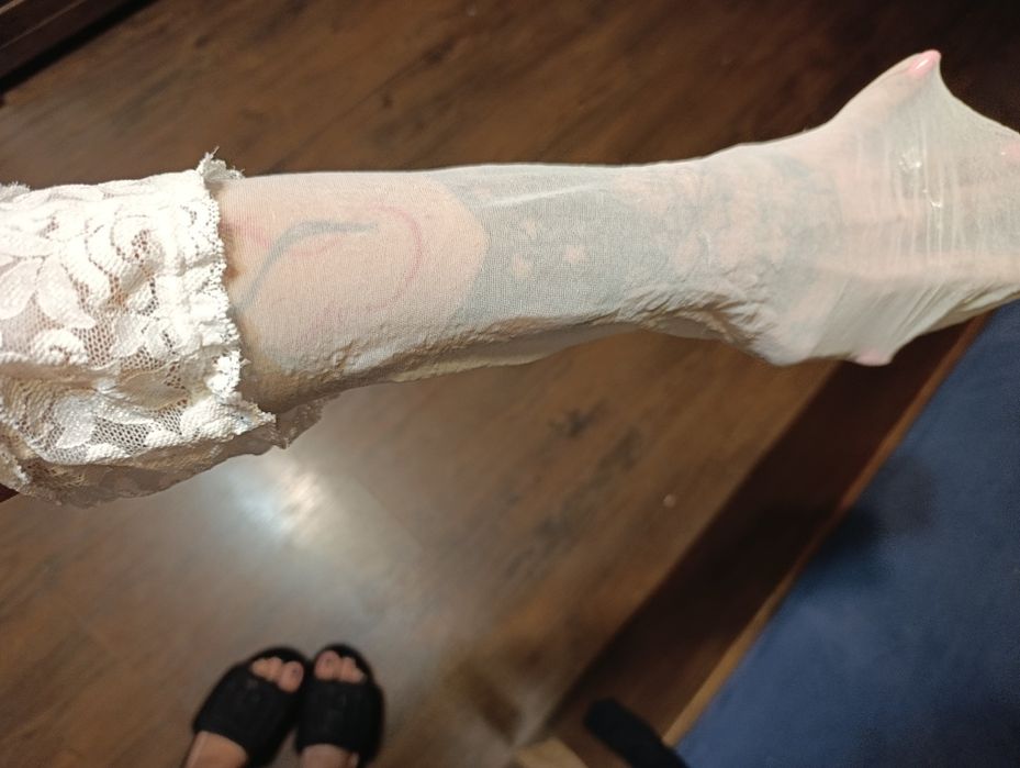 Białe pończochy z koronką stan zadowalający