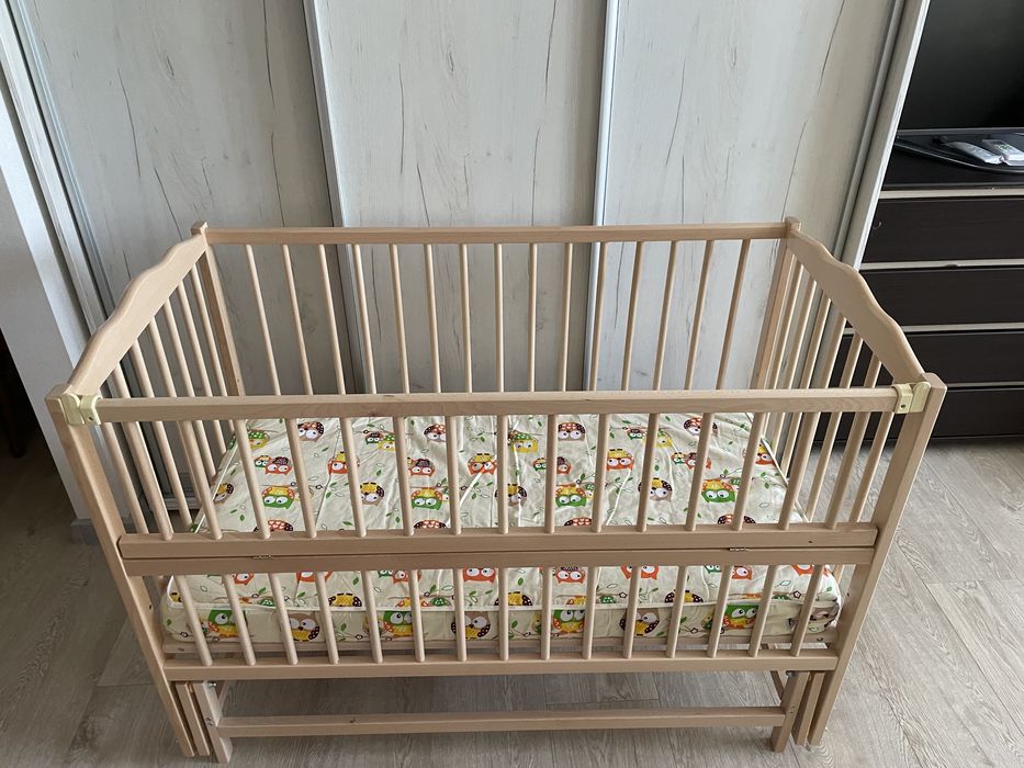 Продам кроватку с маятником и матрас