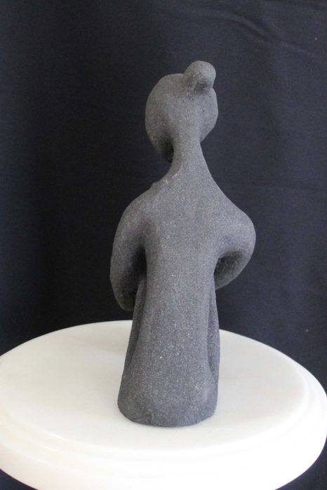 Peça escultural vintage inspirada na estatueta do "Homem Pensante"