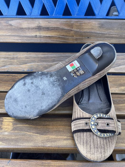 Sapato castanho com fivela, salto baixo