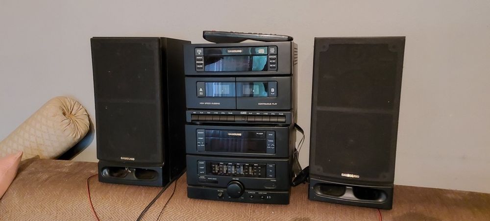 3 televisores, aparelhagem Samsung e rádio-despertador