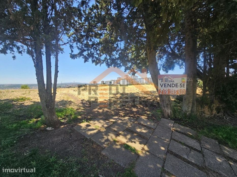 Situado na Ramada, 1800 m² terreno - Excelente Oportunidade de Inve...
