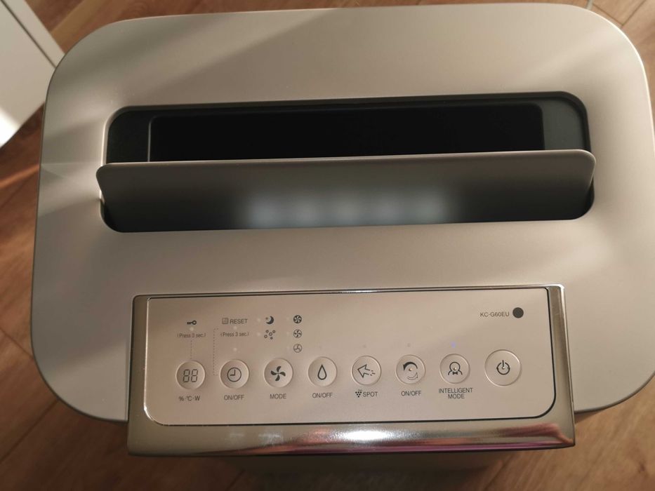 SHARP  KC-G60EUW oczyszczacz powietrza z nawilżaczem.