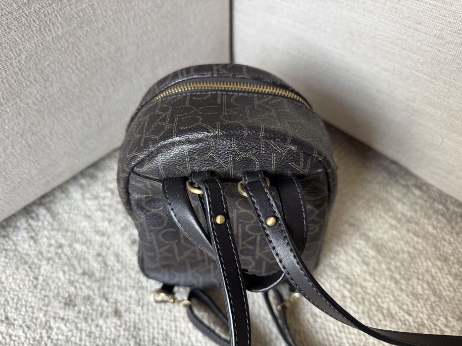 Mochila Mini Calvin Klein Monograma