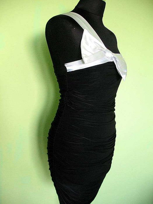 Sukienka - Mała czarna marszczona - 40 L biust 80-90 cm