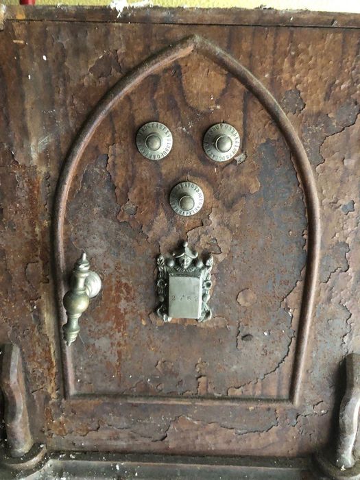 Cofre com base em madeira 90 euros