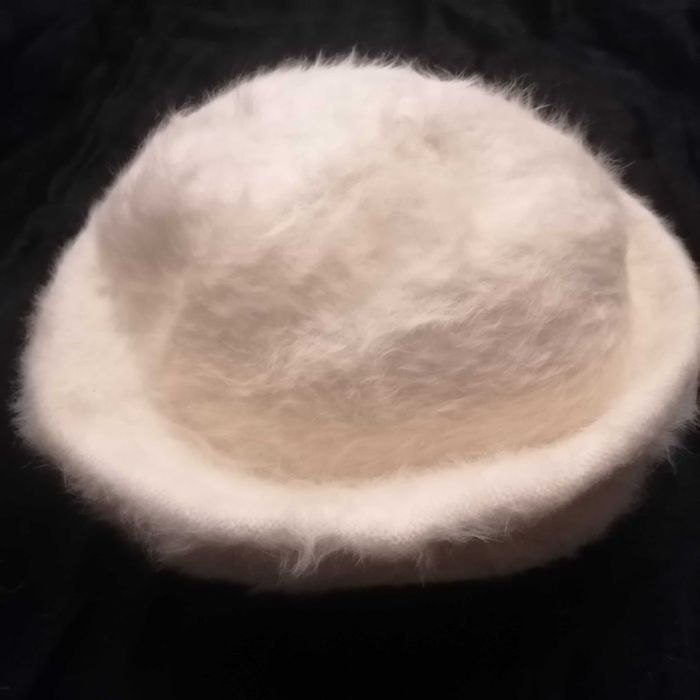 Czapka toczek w kremowym kolorze