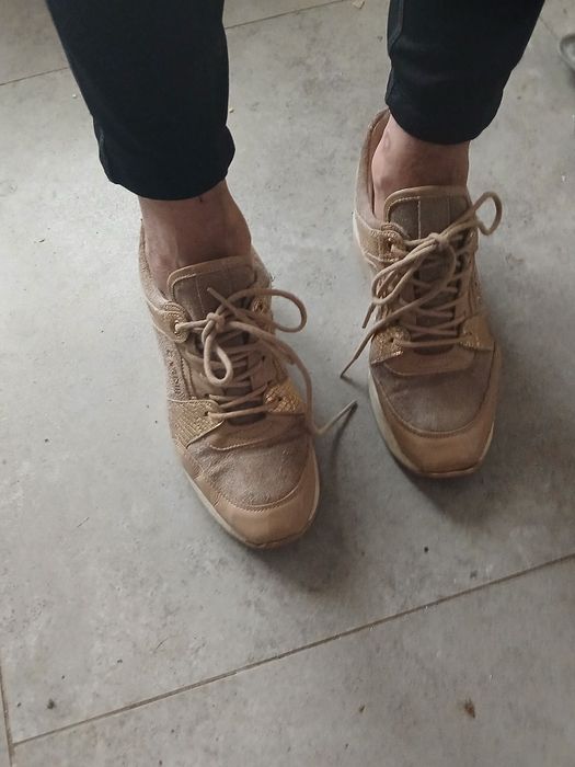 Beżowe skórzane buty Carinii r 37