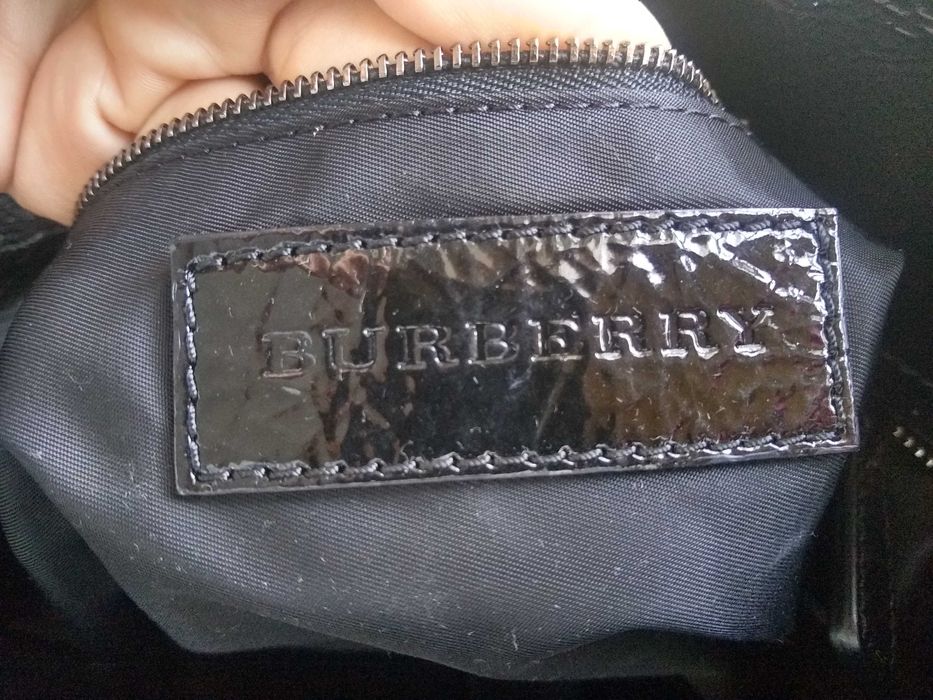 Mala e tênis originais da Burberry