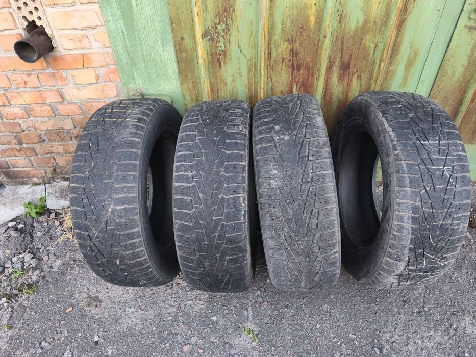 235/65R18 Nokian