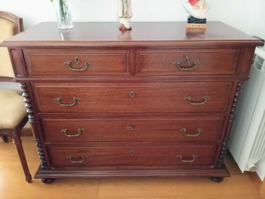 Conjunto de quarto com cama, cómoda, e 2 mesas de cabeceira em mogno