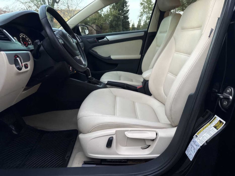 Volkswagen Jetta SE with Connectivity      2014