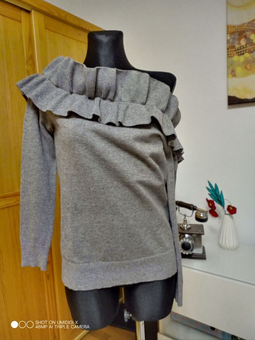 Sweter z falbaną