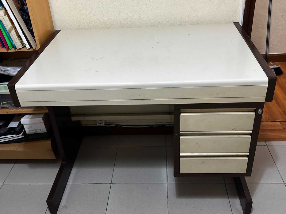 mesa de escritório de ferro com 3 gavetas