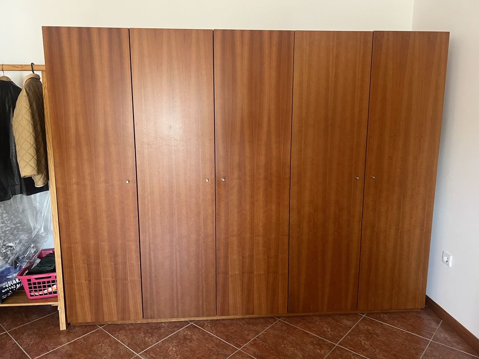 Quarto completo , armario 5 portas , cama e mesinhas de cabeceira