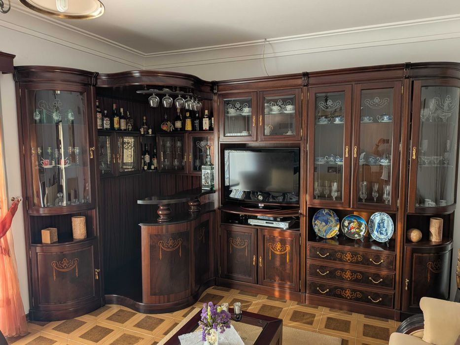 Móvel de Sala Clássico em Madeira Maciça com Bar Integrado – Excelente Estado