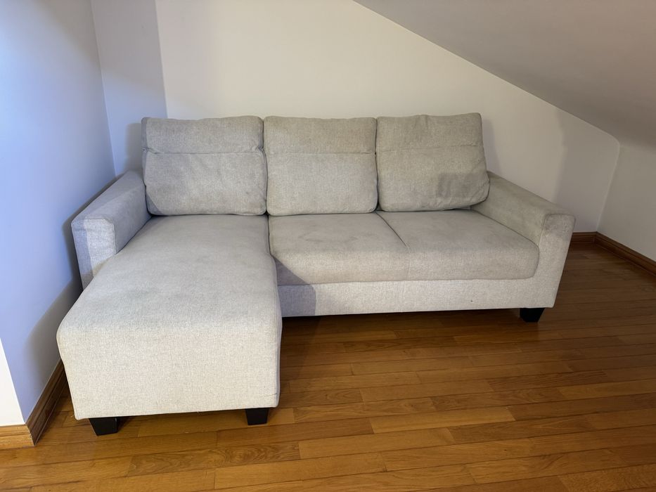 Sofá de 3 lugares em bege, com chaise longue
