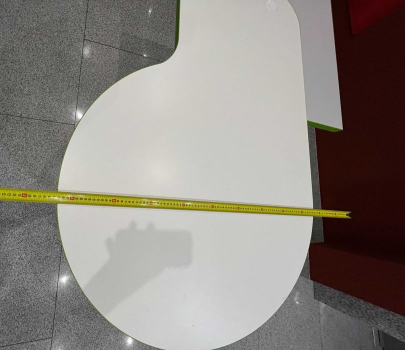 Zestaw nowoczesnych mebli biurowych - fotele i biurko