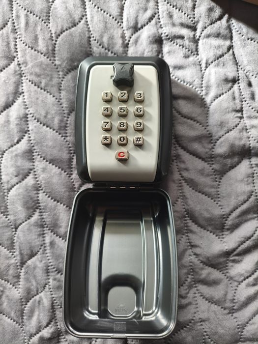 Skrytka na klucze z szyfrem / sejf na klucze – solidna i praktyczna