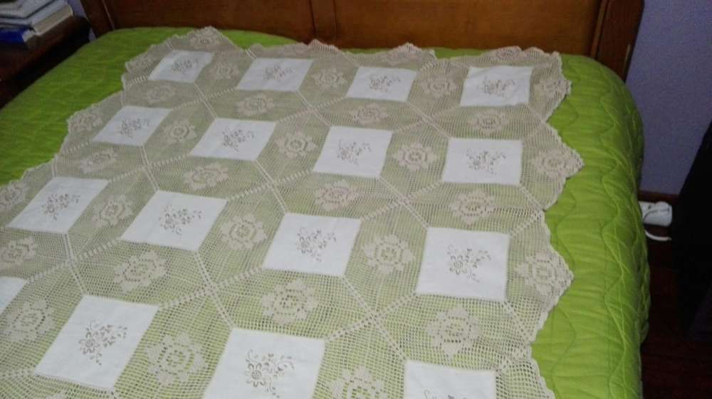 Toalha de chá. Linha n. 20 feito a mao. Bordada
