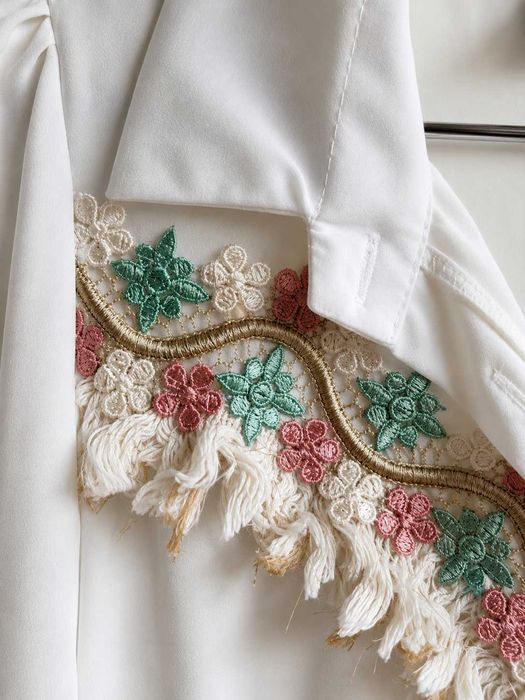 Camisa Branca Meia-Manga com Bordado Flores