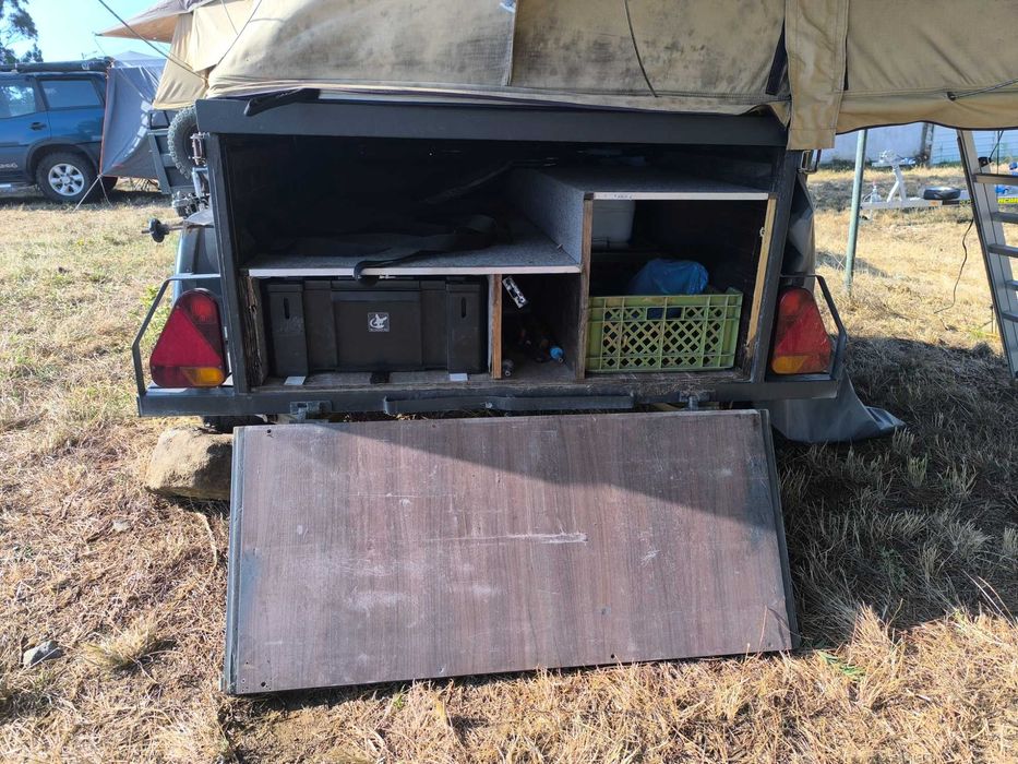 Atrelado camper com tenda de tejadilho