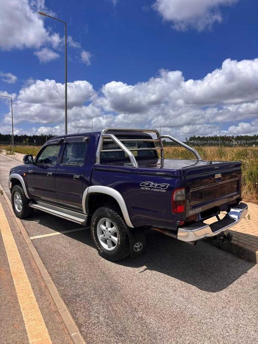 Toyota Hillux 2.4TD TRACKER 4x4 5 lugares