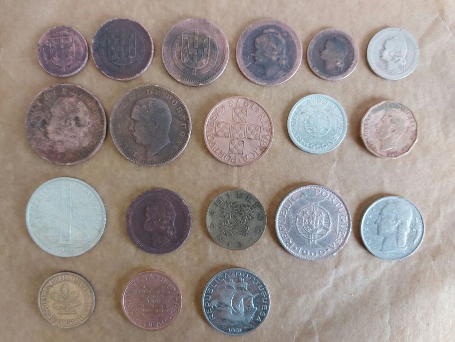 Varias moedas e nota de 20 escudos