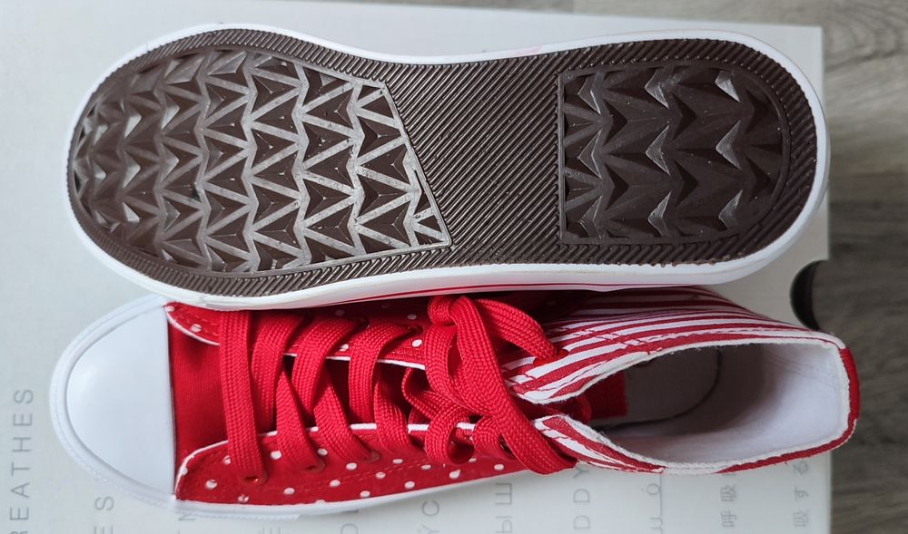 Нові  яскраві кеди, куплені в Німеччині. 36 розмiр