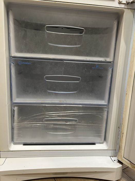 Холодильник Indesit no frost (потребує  ремонту)