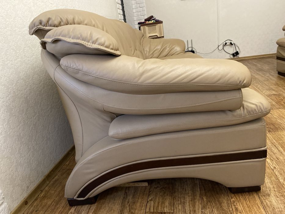 Кожанный диван и два кресла