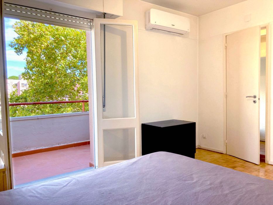 Duplex T2/T3, com 103 m², no centro de Telheiras