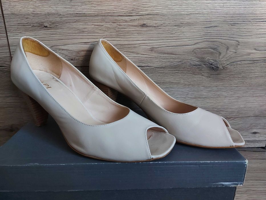 PAPI Czółenka  buty skórzane damskie ecru 40 open toe obcas